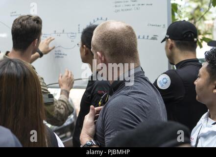 Avieri dall'U.S. Indo-pacifico comando (USINDOPACOM) lavorare con Royal Thai Navy Seals e ricerca internazionale e delle squadre di soccorso sul piano per le operazioni di immersione Luglio 2, 2018 a Chiang Rai, Thailandia. Servire in un consigliare e assistere la capacità, il team ha lavorato in stretto coordinamento con le autorità thailandesi e i partner internazionali durante la pianificazione e la realizzazione di attività di ricerca e soccorso. Foto Stock