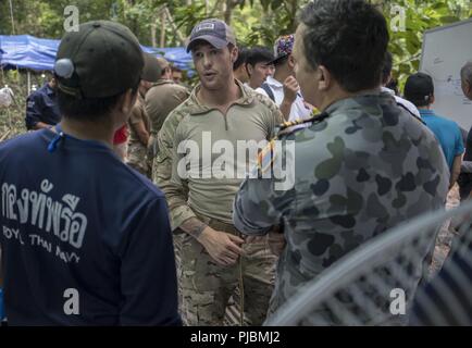 Avieri dall'U.S. Indo-pacifico comando (USINDOPACOM) lavorare con Royal Thai Navy Seals e ricerca internazionale e delle squadre di soccorso sul piano per le operazioni di immersione Luglio 2, 2018 a Chiang Rai, Thailandia. Servire in un consigliare e assistere la capacità, il team ha lavorato in stretto coordinamento con le autorità thailandesi e i partner internazionali durante la pianificazione e la realizzazione di attività di ricerca e soccorso. Foto Stock
