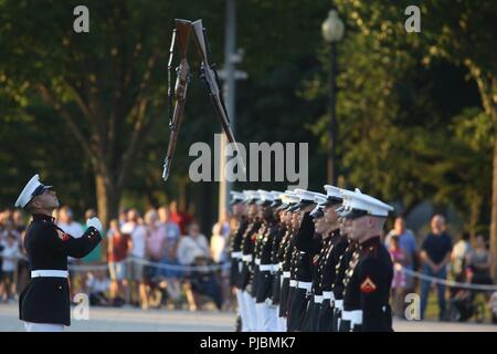 Caporale Christopher Ochoa, fucile inspector, U.S. Marine Corps Silent Drill Platoon, si prepara a prendere un fucile durante un martedì tramonto Parade presso il Lincoln Memorial, Washington D.C., 10 luglio 2018. L ospite d onore per la parata è stata l'ex Vice Presidente degli Stati Uniti, Joe Biden e l'hosting ufficiale è stato il personale giudice avvocato al comandante del Marine Corps, il Mag. Gen. John R. Ewers Jr. Foto Stock