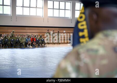 Stati Uniti Esercito Brigata NATO Organizzazione del Trattato del Nord Atlantico Brigata comandante uscente Col. Jason G. Riley ha rinunciato a comando per Col. Gregorio N. ceneri, Jr. in occasione di una cerimonia che si terrà a Sembach, Germania il 11 luglio. La cerimonia è stata ospitata da Brig. Gen. Thomas Carden Jr., Vice comandante, Divisione multinazionale, Sud Est, che ha guidato il tradizionale passaggio di colori da Col. Riley al Col. Cenere. Il passaggio dei colori unità rappresenta il trasferimento di poteri e di responsabilità per l'unità da un comandante di un'altra. Esercito degli Stati Uniti la NATO è stata istituita con decreto generale #46, efficace 20 Decem Foto Stock