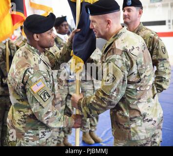 Stati Uniti Esercito Brigata NATO Organizzazione del Trattato del Nord Atlantico Brigata comandante uscente Col. Jason G. Riley ha rinunciato a comando per Col. Gregorio N. ceneri, Jr. in occasione di una cerimonia che si terrà a Sembach, Germania il 11 luglio. La cerimonia è stata ospitata da Brig. Gen. Thomas Carden Jr., Vice comandante, Divisione multinazionale, Sud Est, che ha guidato il tradizionale passaggio di colori da Col. Riley al Col. Cenere. Il passaggio dei colori unità rappresenta il trasferimento di poteri e di responsabilità per l'unità da un comandante di un'altra. Esercito degli Stati Uniti la NATO è stata istituita con decreto generale #46, efficace 20 Decem Foto Stock