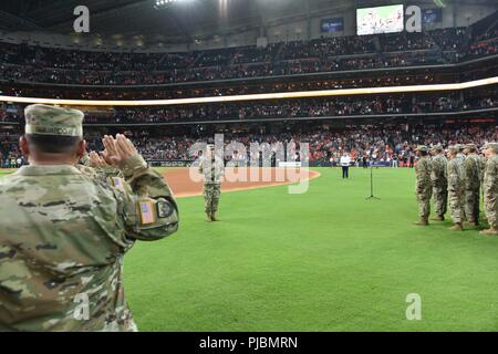 Brig. Gen. Darren Werner, Comandante generale del XIII ESC, amministra il giuramento di arruolamento al III Corps reenlisting soldati sul campo al minuto effettuate Park a Houston, Texas prima di una partita degli Astros game il 5 Luglio 2018 Foto Stock