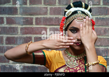 Yamini ha vissuto in India del Sud per tutta la sua vita. Ella ha migrato a Jackson Heights nove mesi fa alla danza Kuchipudi stile. Foto Stock