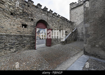 Fortificata medievale chiesa dei Templari situato in francese Pirenei, è il cimitero contenente dei Cavalieri Templari. Foto Stock