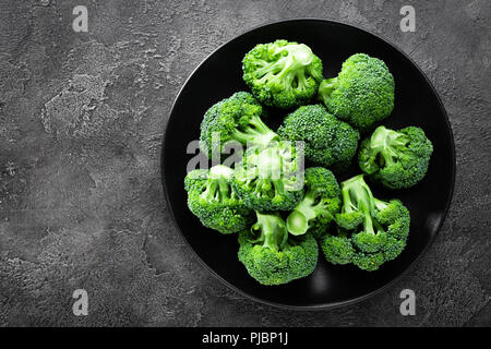 I broccoli. Broccoli freschi sulla piastra Foto Stock