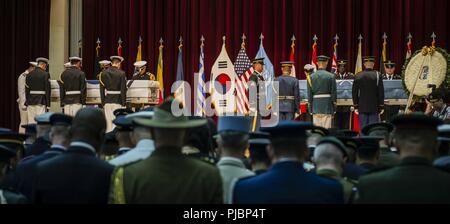 Pallbearers iniziano a muovere i resti di due coreani caduti gli eroi di guerra al rimpatrio cerimonia tenutasi presso il Memorial Hall di Seul, Repubblica di Corea, 13 luglio 2018. La cerimonia di rimpatrio è stato di circa onorare gli eroi caduti restituendo loro rimane ai loro cari. Foto Stock