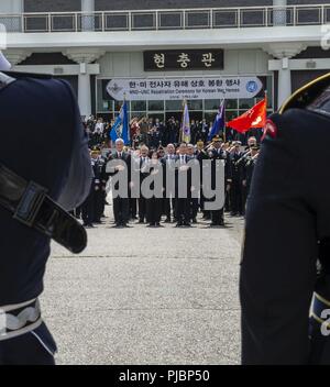 I partecipanti alla cerimonia di rimpatrio pagare loro finale aspetti come i resti sono caricati in veicoli per il trasporto dal Cimitero Nazionale di Seul, Repubblica di Corea, 13 luglio 2018. La cerimonia di rimpatrio era circa in onore di caduti di guerra coreana eroi restituendo loro rimane ai loro cari. Foto Stock