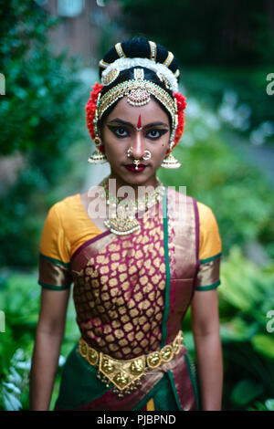 Yamini ha vissuto in India del Sud per tutta la sua vita. Ella ha migrato a Jackson Heights nove mesi fa alla danza Kuchipudi stile. Foto Stock