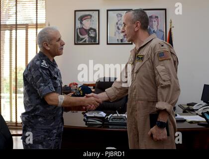 La Giordania (8 luglio 2018) Capt. Giuseppe O'Brien, comandante, USS Iwo Jima (LHD 7), presenta Jordanian Brig. Gen. Ibrahim Alnaimat, vice comandante navale, Royal Jordanian Marina, con un'Iwo Jima comando tappo a sfera, 8 luglio 2018, per commemorare i forti legami tra gli Stati Uniti e le forze armate giordane. Iwo Jima è distribuito negli Stati Uniti Quinta Flotta area di operazioni a sostegno di operazioni navali per garantire stabilità marittimo e la sicurezza nella regione centrale di collegamento del Mediterraneo e del Pacifico attraverso l'Oceano Indiano occidentale e tre strategici punti di strozzatura. Foto Stock