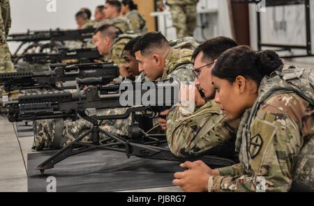 Stati Uniti La riserva di esercito di elenco di truppa di soldati unità pratica un legame M240B mitragliatrice durante il funzionamento freddo acciaio II, luglio 10, 2018 a base comuneGuire-Dix Mc-Lakehurst, N.J. Funzionamento a freddo è di acciaio negli Stati Uniti La riserva di esercito di equipaggio è servita la qualifica di armi ed esercizio di convalida per garantire America's Army unità di riserva e soldati sono addestrati e pronto per la distribuzione con breve preavviso come parte della forza di pronto X e portare la lotta contro-ready e letale di armi da fuoco a sostegno dell'esercito e ai nostri partner in tutto il mondo. Foto Stock