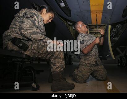 Stati Uniti Air Force Staff Sgt. Zenia Rios, sinistra e Staff Sgt. Luis Ruiz rimuovere un antenna da una KC-135R Stratotanker durante gli interventi di manutenzione su base comuneGuire-Dix Mc-Lakehurst, N.J., 14 luglio 2018. Foto Stock