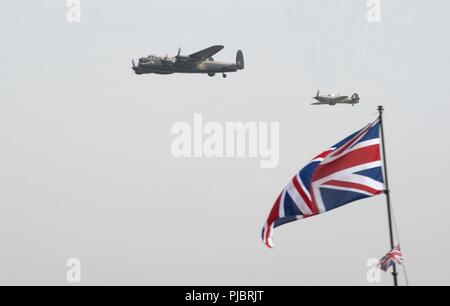 Un Avro Lancaster l vola al fianco di un vs Spitfire al 2018 Royal International Air Tattoo, RAF Fairford, Regno Unito, 13 luglio 2018. Questo anno di RIAT ha celebrato il centenario della Royal Air Force e ha messo in evidenza che gli Stati Uniti hanno sempre una forte alleanza con il Regno Unito Foto Stock