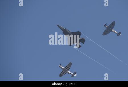 Un U.S. Air Force F-35un fulmine II, P-51D Mustang e VS Spitfire eseguire un patrimonio USAF volo durante il 2018 Royal International Air Tattoo (RIAT) a RAF Fairford, Regno Unito (UK) il 14 luglio 2018. Questo anno di RIAT ha celebrato il centenario della RAF e ha messo in evidenza che gli Stati Uniti hanno sempre una forte alleanza con il Regno Unito. Foto Stock