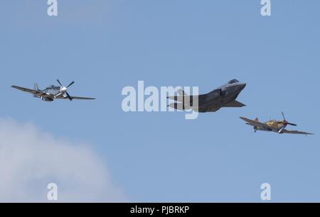 Un U.S. Air Force F-35un fulmine II, P-51D Mustang e VS Spitfire eseguire un patrimonio USAF volo durante il 2018 Royal International Air Tattoo (RIAT) a RAF Fairford, Regno Unito (UK) il 14 luglio 2018. Questo anno di RIAT ha celebrato il centenario della RAF e ha messo in evidenza che gli Stati Uniti hanno sempre una forte alleanza con il Regno Unito. Foto Stock