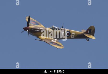 Un pilota dimostra la capacità del VS Spitfire durante il 2018 Royal International Air Tattoo (RIAT) a RAF Fairford, Regno Unito (UK) il 14 luglio 2018. Questo anno di RIAT ha celebrato il centenario della RAF e ha messo in evidenza che gli Stati Uniti hanno sempre una forte alleanza con il Regno Unito. Foto Stock