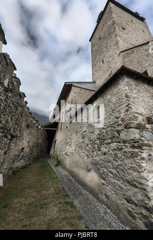 Fortificata medievale chiesa dei Templari situato in francese Pirenei, è il cimitero contenente dei Cavalieri Templari. Foto Stock