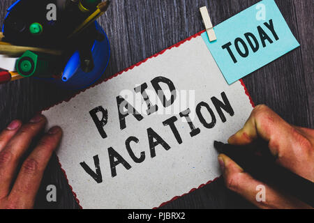 Conceptual la scrittura a mano che mostra pagato vacanza. Business photo testo Anno sabbatico week-end fuori tempo di vacanza benefici Man holding marcatore clothespi carta Foto Stock