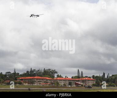 SCHOFIELD caserma, Hawaii (Luglio 6, 2018) un aquila grigia veicoli aerei senza equipaggio (UAV) assegnato alla Società Delta, XXV Reggimento di aviazione, XXV Combattere la Brigata Aerea di stanza a Fort Wainwright, Alaska, vola sopra il venticinquesimo della cabina sulla sede Schofield Barracks, Hawaii, 6 luglio. L'aquila grigia effettuato il suo primo volo in Hawaii come una capacità di U.S. Dell'esercito dominio Multi Task Force Programma pilota a sostegno dell'Orlo del Pacifico (RIMPAC) esercizio. Venticinque nazioni, 46 navi, cinque sommergibili, circa 200 aerei e 25.000 personale partecipano RIMPAC dal 27 giugno al 2 agosto Foto Stock