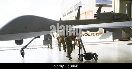 SCHOFIELD caserma, Hawaii (5 luglio 2018) i soldati assegnati alla società Delta, XXV Reggimento di aviazione, XXV Combattere la Brigata Aerea, preparare un MQ-1C GRIGIO Eagle Unmanned Aerial system per il suo primo volo da Schofield caserma, 6 luglio. L'aquila grigia ha effettuato un volo di orientamento a sostegno dell'U.S. Dell'esercito dominio Multi Task Force Programma pilota (MDTF-PP) come l'unità supporta il cerchio del Pacifico (RIMPAC) esercizio. Venticinque nazioni, 46 navi, cinque sommergibili e circa 200 aerei e 25.000 personale partecipano RIMPAC dal 27 giugno al 2 agosto in ed intorno a l'Hawaiian Islan Foto Stock