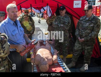 La riserva di esercito di soldati pratica competenze salvavita in Manhattan, New York, Luglio, 10, 2018. Questi soldati sono parte di una risposta nazionale elemento che funziona con autorità civili fornire manodopera, i veicoli e le attrezzature per eseguire servizi medici nonché prodotti chimici, biologici, radiologici e clean up - le competenze che sarebbe in alto la domanda in caso di disastro o di un attacco. Foto Stock