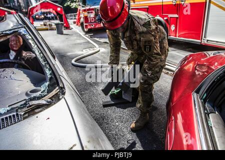 Un esercito soldato di riserva si prepara per mettere in pratica le abilità salvavita in Manhattan, New York, Luglio, 10, 2018. Questi soldati sono parte di una risposta nazionale elemento che funziona con autorità civili fornire manodopera, i veicoli e le attrezzature per eseguire servizi medici nonché prodotti chimici, biologici, radiologici e clean up - le competenze che sarebbe in alto la domanda in caso di disastro o di un attacco. Foto Stock