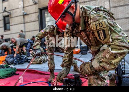 La riserva di esercito di soldati pratica competenze salvavita in Manhattan, New York, Luglio, 10, 2018. Questi soldati sono parte di una risposta nazionale elemento che funziona con autorità civili fornire manodopera, i veicoli e le attrezzature per eseguire servizi medici nonché prodotti chimici, biologici, radiologici e clean up - le competenze che sarebbe in alto la domanda in caso di disastro o di un attacco. Foto Stock