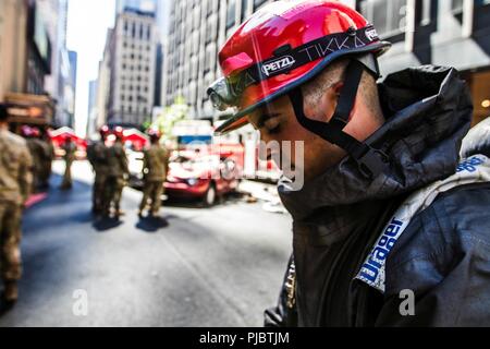 La riserva di esercito Cpl. Russell Chesanek, prepara per mettere in pratica le abilità salvavita durante un evento di formazione in Manhattan, New York, Luglio, 10, 2018. Questi soldati sono parte di una risposta nazionale elemento che funziona con autorità civili fornire manodopera, i veicoli e le attrezzature per eseguire servizi medici nonché prodotti chimici, biologici, radiologici e clean up - le competenze che sarebbe in alto la domanda in caso di disastro o di un attacco. Foto Stock