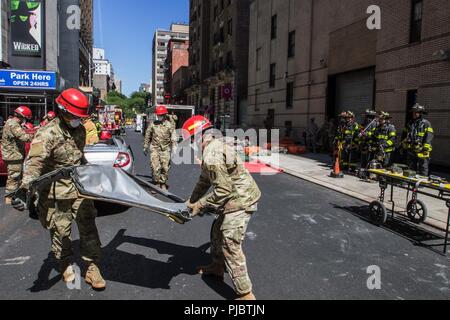 La riserva di esercito di soldati pratica competenze salvavita in Manhattan, New York, Luglio, 10, 2018. Questi soldati sono parte di una risposta nazionale elemento che funziona con autorità civili fornire manodopera, i veicoli e le attrezzature per eseguire servizi medici nonché prodotti chimici, biologici, radiologici e clean up - le competenze che sarebbe in alto la domanda in caso di disastro o di un attacco. Foto Stock