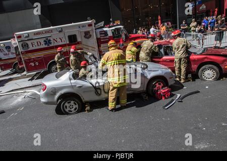 La riserva di esercito di soldati pratica competenze salvavita in Manhattan, New York, Luglio, 10, 2018. Questi soldati sono parte di una risposta nazionale elemento che funziona con autorità civili fornire manodopera, i veicoli e le attrezzature per eseguire servizi medici nonché prodotti chimici, biologici, radiologici e clean up - le competenze che sarebbe in alto la domanda in caso di disastro o di un attacco. Foto Stock