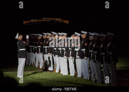 Caporale Christopher Ochoa, fucile inspector, U.S. Marine Corps Silent Drill Platoon, si prepara a prendere un fucile durante un venerdì sera Parade presso caserma marini di Washington D.C., luglio 13, 2018. L ospite d onore per la parata è stata la U.S. Il senatore per Wisconsin, Ron Johnson, e l'hosting ufficiale è stato il Comandante del Marine Corps, Gen. Robert B. Neller. Foto Stock