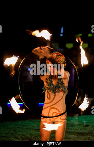 Dama de trapos spettacolo di fuoco artisti di strada, spettacolo di circo con cerchio di fuoco sulla città notte evento per l'estate. Fire Arch live performer. Foto Stock