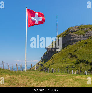 Bandiera della Svizzera su Mt. Rigi in Svizzera. Il Rigi è una popolare destinazione turistica, accessibile da una montagna ferrovia a cremagliera. Foto Stock