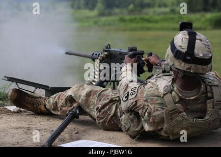 Stati Uniti Il personale dell'esercito Sgt. Duane Butler incendi il Browning M2 0,50 Caliber Machine Gun durante l'esercito Materiel del comando guerriero migliore concorrenza 9-11 luglio 2018, presso il Camp Atterbury, Indiana. Durante i tre giorni di gara, i soldati sono stati testati su base e avanzate attività di guerriero e trapani, si trovano di fronte a sfide prova la loro forza fisica e mentale. Foto Stock