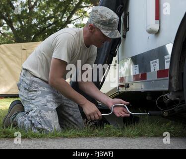 Tech. Sgt. Jared Abair della forza 103 Squadrone di supporto utilizza un martinetto per il sollevamento di un rilievo di disastro Mobile Cucina rimorchio (DMRKT), Domenica, 16 luglio 2018 durante il patriota nord 18 Esercizio al campo Volk Air National Guard Base, Wis. DMRKT Il rimorchio viene usato per preparare il cibo in condizioni di campo. (Air National Guard Foto Stock