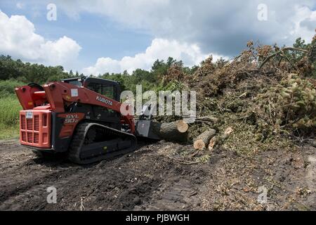 Senior Airman Alexander Thaxton del 103 Ingegnere Civile Squadron utilizza un carrello elevatore per rimuovere i detriti da una strada sterrata Domenica, Luglio 15, 2018 come parte del patriota nord 18 esercitare, in campo Volk Air National Guard Base, Wis. PATRIOT Nord 18 è annualmente una formazione congiunta di esercizio che esegue il test di interoperabilità dei militari e civili di agenzie. (Air National Guard Foto Stock