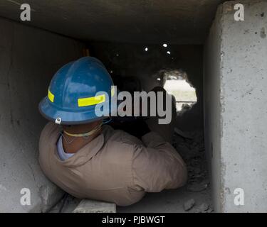 Un membro della 144Ingegnere Civile Squadron utilizza un jackhammer per violazione di un muro di cemento come parte di una rimozione di detriti scenario durante il patriota nord 18 Esercizio, lunedì, 16 luglio 2018 Campo Volk Air National Guard Base, Wis. PATRIOT Nord 18 è annualmente una formazione congiunta di esercizio che esegue il test di interoperabilità dei militari e civili di agenzie. (Air National Guard Foto Stock