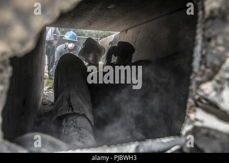 Un membro della 144Ingegnere Civile Squadron utilizza un jackhammer per violazione di un muro di cemento come parte di una rimozione di detriti scenario durante il patriota nord 18 Esercizio, lunedì, 16 luglio 2018 Campo Volk Air National Guard Base, Wis. PATRIOT Nord 18 è annualmente una formazione congiunta di esercizio che esegue il test di interoperabilità dei militari e civili di agenzie. (Air National Guard Foto Stock