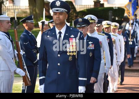 Stati Uniti Air Force guardia d'onore comandante tenente Col. Jason C. Harris accompagnatrici la festa ufficiale per le loro sedi durante la base comune Anacostia-Bolling Parade come base festeggia il suo centesimo anniversario Lug 3, 2018. Bolling campo era stato ufficialmente dedicata al 1 luglio 1918, dopo l'immobile è stato acquistato dal dipartimento di guerra e girato per la sezione Aviazione del Signal Corps per servire come principale strumento di aviazione per la capitale. Questa nuova proprietà militare è stato appropriatamente chiamato per il colonnello Raynal C. Bolling, un inizio di avanguardia nella ricerca dell esercito airmanship.. Foto Stock