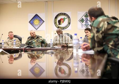 KANDAHAR AIRFIELD, Afghanistan (16 luglio 2018) -- STATI UNITI Comando Esercito Sgt. Il Mag. Anton Hillig, senior leader arruolato per treno, consigliare e assistere Command-South, esercito afghano il comando Sgt. Il Mag. Abdul Karim Pahlawan, senior leader arruolato per il 205th Corps, esercito nazionale afghano, E DEGLI STATI UNITI Comando Esercito Sgt. Il Mag. David M. Clark, senior leader arruolato per la risoluta missione di supporto/STATI UNITI Forces-Afghanistan, ascolta un afghano arruolati senior leader, luglio 16, 2018 durante un senior arruolato incontro a Kandahar Airfield, Afghanistan. Supporto risoluto e i leader afghani soddisfare su una base di routine per discutere Foto Stock