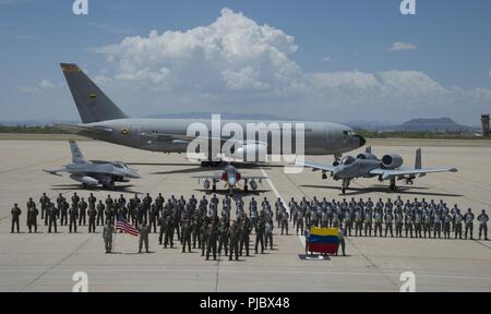 Avieri dal colombiano Air Force e U.S. Air Force posano per una foto di gruppo di fronte a un colombiano Air Force 767 Petroliera Multimissione Trasporti aerei di Giove, U.S. Air Force F-16 Fighting Falcon, un colombiano Air Force Kfir fighter jet e un'U.S. Air Force A-10 Thunderbolt II sul flightline a Davis-Monthan Air Force Base, Ariz., 13 luglio 2018. Sei Kfirs colombiano dalla lotta contro lo squadrone n. 111, arrivati al treno con la 162Ala di F-16s e 354Fighter Squadron è un-10 Thunderbolt IIs in preparazione per la bandiera rossa 18-3. Foto Stock
