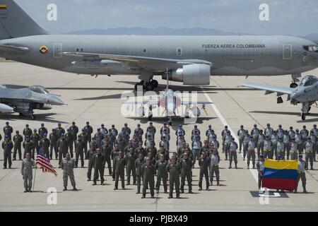 Avieri dal colombiano Air Force e U.S. Air Force posano per una foto di gruppo di fronte a un colombiano Air Force 767 Petroliera Multimissione Trasporti aerei di Giove, U.S. Air Force F-16 Fighting Falcon, un colombiano Air Force Kfir fighter jet e un'U.S. Air Force A-10 Thunderbolt II sul flightline a Davis-Monthan Air Force Base, Ariz., 13 luglio 2018. Sei Kfirs colombiano dalla lotta contro lo squadrone n. 111, arrivati al treno con la 162Ala di F-16s e 354Fighter Squadron è un-10 Thunderbolt IIs in preparazione per la bandiera rossa 18-3. Foto Stock