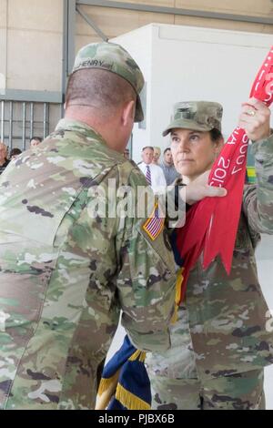 Il Mag. Gen. Samuel L. Henry, commander, 36th divisione di fanteria, mani la bandiera della brigata di Col. Joanne MacGregor, commander, 36th combattere la Brigata Aerea, durante un cambio del comando cerimonia, Austin, Texas, 14 luglio 2018. (Texas Army National Guard Foto Stock