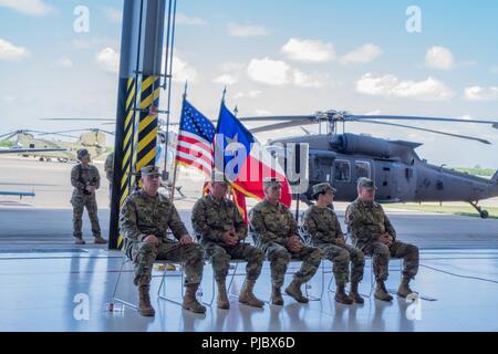 Ospiti illustri alla trentaseiesima combattere la Brigata Aerea modifica del comando cerimonia, Austin, Texas, 14 luglio 2018. (Texas Army National Guard Foto Stock