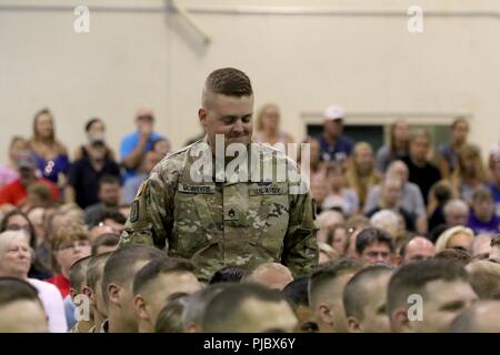 Il personale Sgt. Matteo mcintyre, un soldato con il primo battaglione, 121'artiglieria di campagna, sorge fino alla direzione del comando Sgt. Il Mag. Rafael Conde, Wisconsin esercito nazionale della guardia arruolati senior advisor, a luglio 6 sendoff cerimonia in Milwaukee. Come è tradizione, mcintyre ha preso Conde del cappello e attaccato a un High-Mobility Artillery Rocket System (HIMARS), soffiando verso l alto. La cerimonia si è svolta per più di 350 membri del primo battaglione, 121'artiglieria di campagna intitolata al Medio Oriente a sostegno di operazioni inerenti a risolvere, Spartan scudo e libertà di Sentinel. L'unità di HIMARS incl Foto Stock