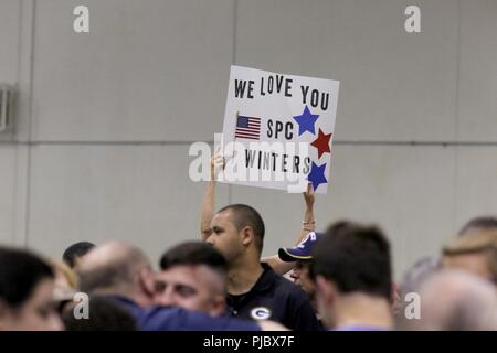 Gov. Scott Walker e senior Wisconsin Guardia Nazionale leader unite le famiglie e gli amici a luglio 6 sendoff cerimonia in Milwaukee per più di 350 membri del primo battaglione, 121'artiglieria di campagna intitolata al Medio Oriente a sostegno di operazioni inerenti a risolvere, Spartan scudo e libertà di Sentinel. L'Artiglieria High-Mobility Rocket System (HIMARS) unità include una unità di sede a Milwaukee, batterie di sparo in Plymouth, Wis., e Sussex, Wis., e il 108th Forward Support Company, anche in base a Sussex. Il battaglione opererà in 10 sedi in cinque paesi ed è expe Foto Stock