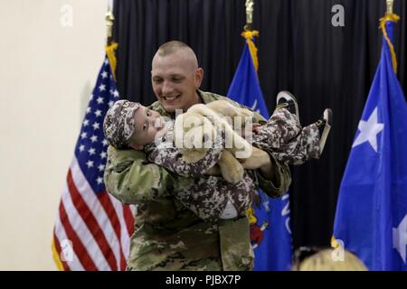 Gov. Scott Walker e senior Wisconsin Guardia Nazionale leader unite le famiglie e gli amici a luglio 6 sendoff cerimonia in Milwaukee per più di 350 membri del primo battaglione, 121'artiglieria di campagna intitolata al Medio Oriente a sostegno di operazioni inerenti a risolvere, Spartan scudo e libertà di Sentinel. L'Artiglieria High-Mobility Rocket System (HIMARS) unità include una unità di sede a Milwaukee, batterie di sparo in Plymouth, Wis., e Sussex, Wis., e il 108th Forward Support Company, anche in base a Sussex. Il battaglione opererà in 10 sedi in cinque paesi ed è expe Foto Stock