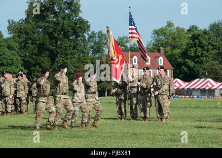 In arrivo il comandante del battaglione LTC Brad Morgan, comandante uscente LTC Estee Pinchasin e col marchio Hoffmeister rivedere le truppe prima del XIX Engineer Modifica del comando a Fort Knox, Kentucky. Foto Stock