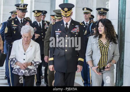 (Da sinistra a destra) Irene Sgambelluri Beruan, superstite dell'occupazione di Guam durante la II Guerra Mondiale; U.S. Esercito il Mag. Gen. Michael Howard, comandante generale, U.S. Esercito Distretto Militare di Washington; e Karen Durham-Aguilera, direttore esecutivo, Esercito Nazionale i cimiteri militari; a piedi attraverso il memoriale anfiteatro presso il Cimitero Nazionale di Arlington Arlington, Virginia, 16 luglio 2018. Beruan ha partecipato a un esercito tutti gli onori Wreath-Laying cerimonia presso la tomba del Milite Ignoto con il congressista Madeleine Bordallo di Guam e membro del Congresso Gregorio Sablan delle Isole Marianne Settentrionali Foto Stock