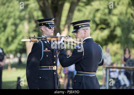 Sentinelle del 3d U.S. Reggimento di Fanteria (la vecchia guardia) eseguire la cerimonia del Cambio della guardia presso la tomba del Milite Ignoto presso il Cimitero Nazionale di Arlington Arlington, Virginia, 16 luglio 2018. Un esercito più tardi tutti gli onori Wreath-Laying cerimonia è stata effettuata presso la tomba del Milite Ignoto in onore del 74º anniversario della liberazione di Guam, la battaglia per le Isole Marianne Settentrionali e la Guerra del Pacifico. Irene Sgambelluri Beruan, superstite dell'occupazione di Guam durante la II Guerra Mondiale; Congressista Madeleine Bordallo di Guam; e dal congressista Gregorio Sablan di th Foto Stock