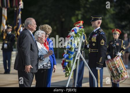 (Da sinistra a destra): dal congressista Gregorio Sablan delle Isole Marianne Settentrionali; Irene Sgambelluri Beruan, superstite dell'occupazione di Guam durante la II Guerra Mondiale; e il congressista Madeleine Bordallo di Guam; partecipare a un esercito tutti gli onori Wreath-Laying presso la tomba del Milite Ignoto presso il Cimitero Nazionale di Arlington, 16 luglio 2018. La cerimonia è stata in onore del 74º anniversario della liberazione di Guam, la battaglia per le Isole Marianne Settentrionali e la Guerra del Pacifico. Foto Stock